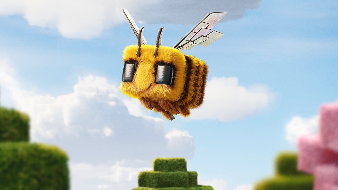 Una abeja de Minecraft volando en un cielo azul sobre árboles verdes