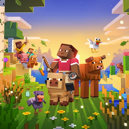 Tres jugadores montan cerdos de Minecraft con gallinas y vacas cerca en un bosque luminoso y soleado junto al lago.