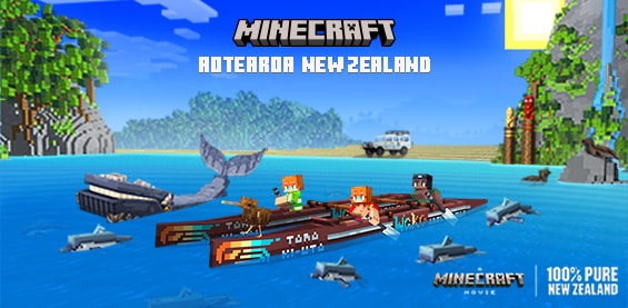 Escena de playa de Minecraft con 3 jugadores en una barca rodeados de animales acuáticos. El texto dice: Minecraft Aotearoa Nueva Zelanda, Una película de Minecraft y 100 % pura Nueva Zelanda.