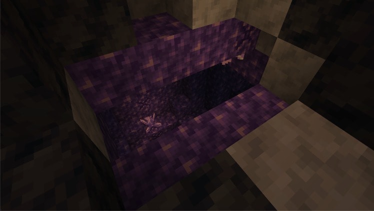 A Minecraft screenshot depicting an entrance to an amethyst geode cave.
